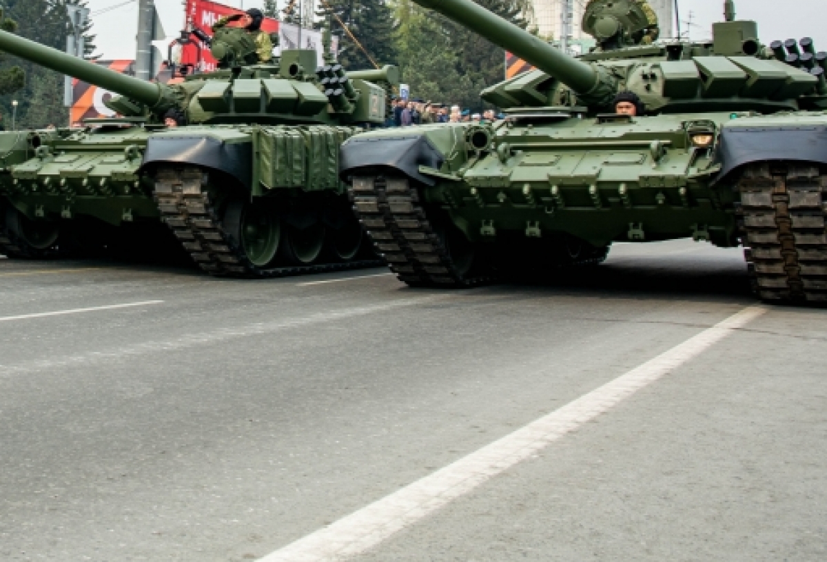 В Омске на Привокзальной площади заметили военную технику: объясняем, для чего она там