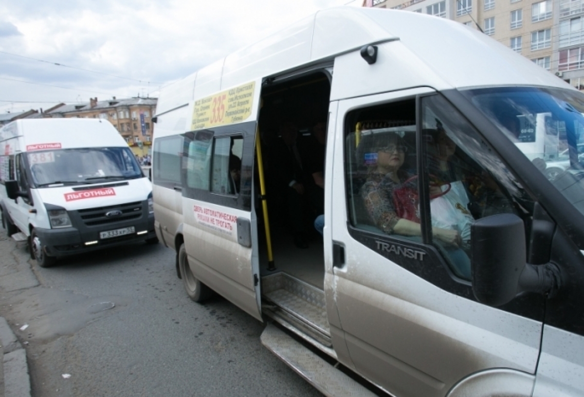 В омской маршрутке до «Меги» оплату подняли до 40 рублей — теперь и наличными 