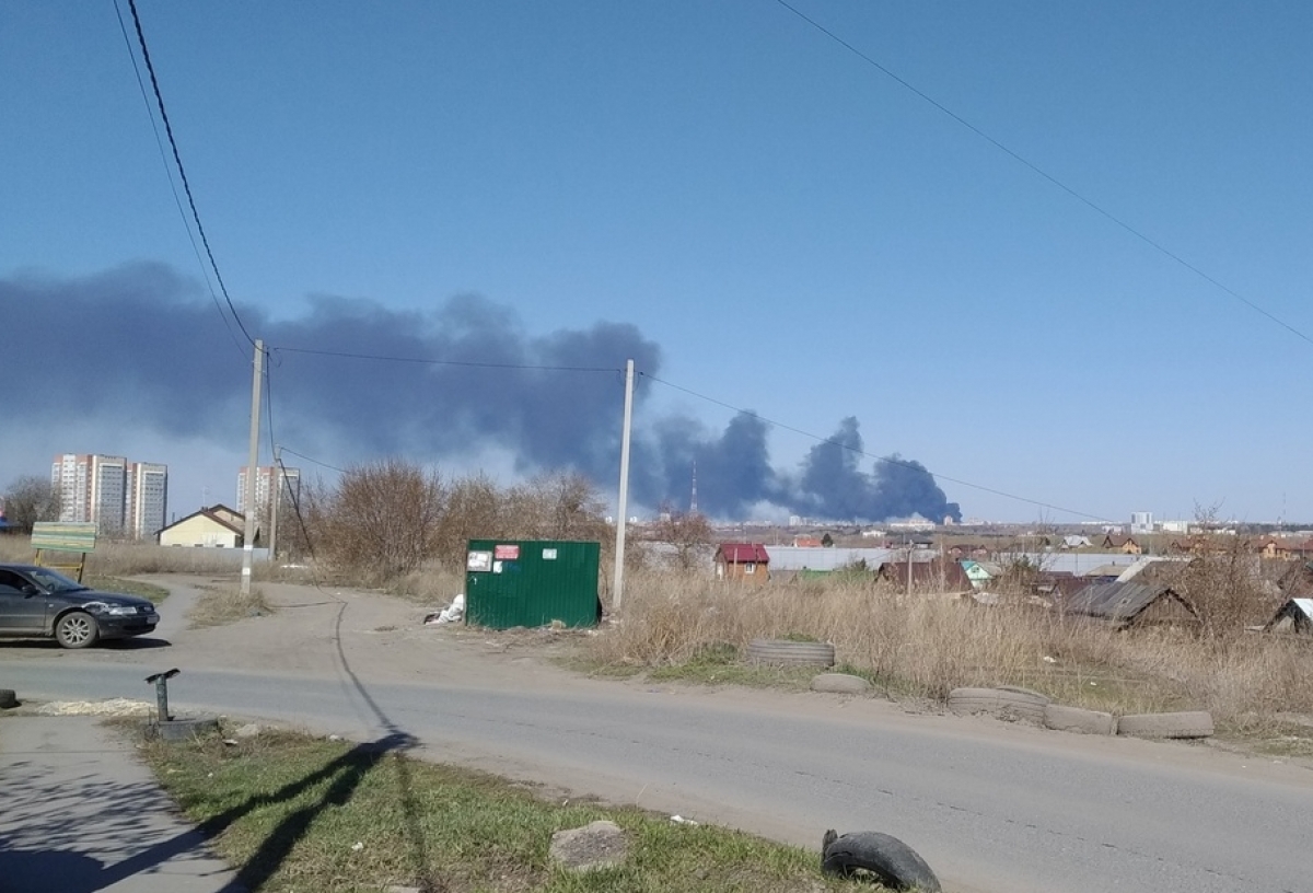 Жалоб на неприятные запахи и плохое самочувствие не поступало» -  Роспотребнадзор о результатах контроля воздуха после мощного пожара в  Нефтяниках | 26.04.2024 | Омск - БезФормата