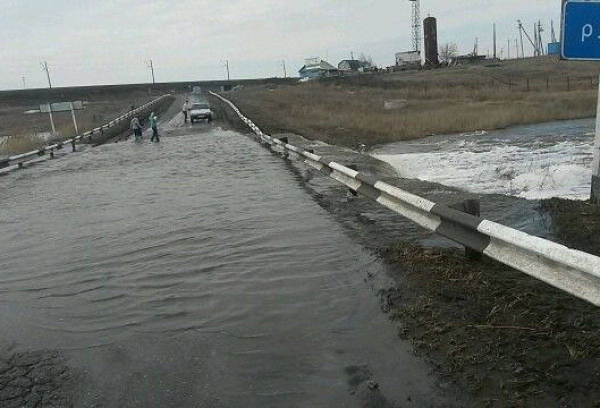 Под Омском река Камышловка вышла из берегов и затопила дорогу к дачам