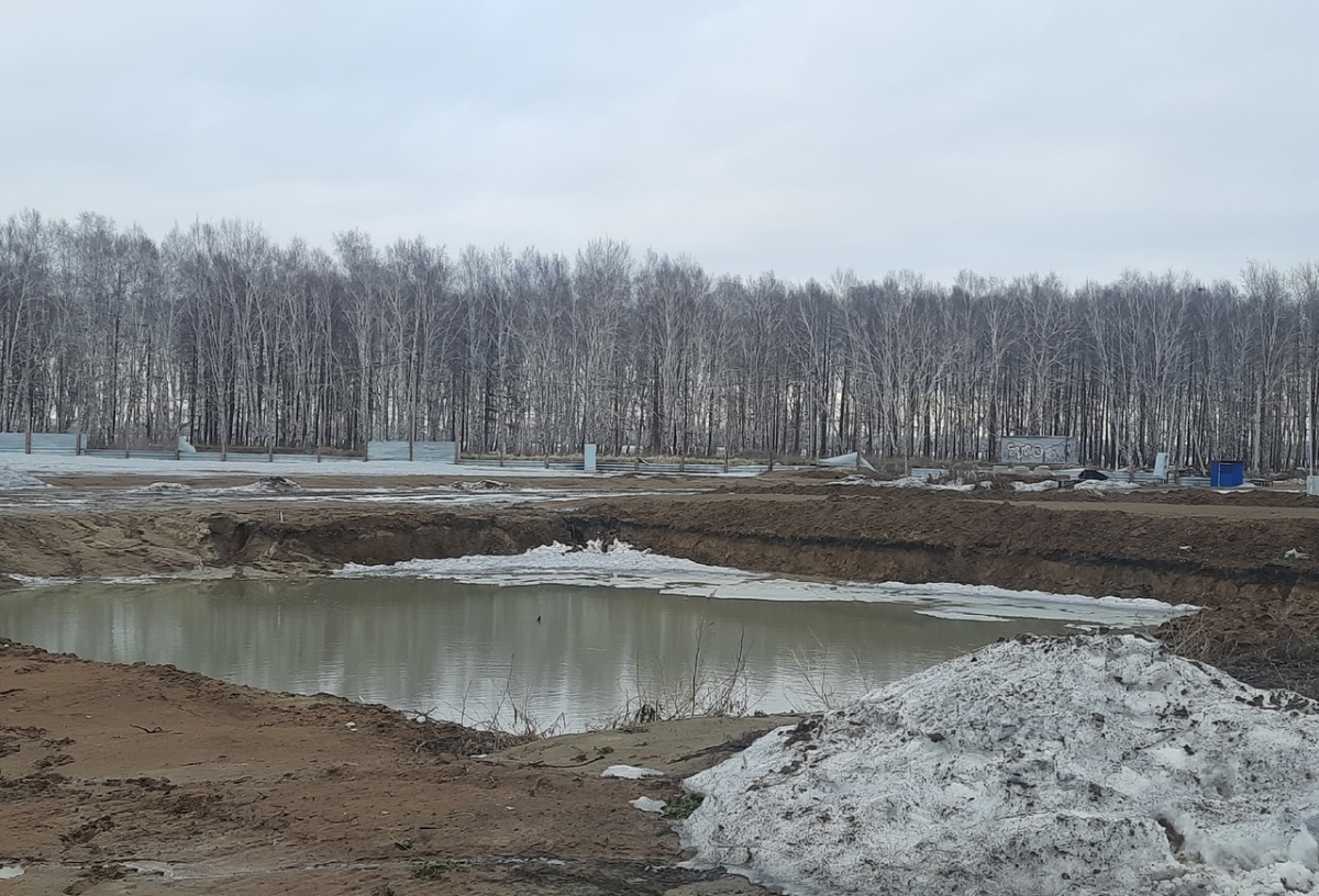 Котлованы, вырытые под строительство детсада в омском Амуре, наполнились водой - территория заброшенной стройки никем не охраняется