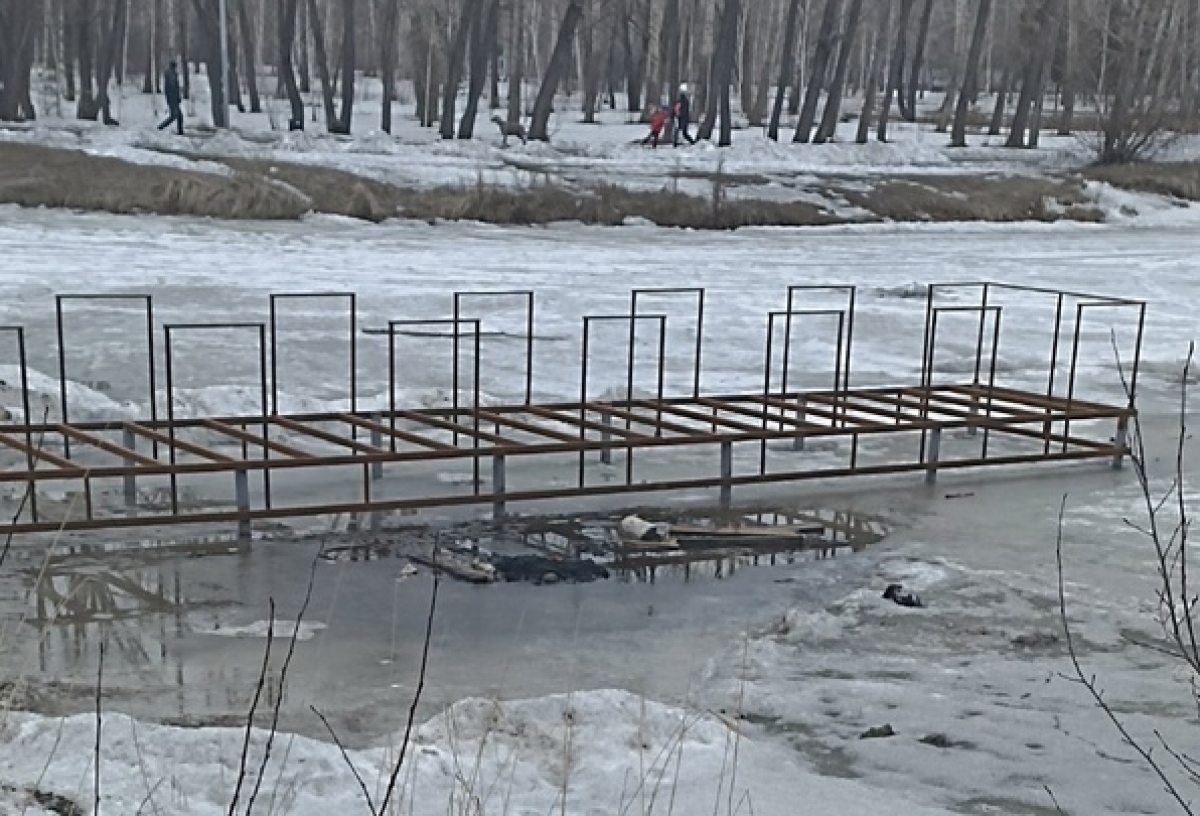 «Мусор и грязь скинули в озеро»: на озере в омском парке 30-летия ВЛКСМ смонтировали мостик

