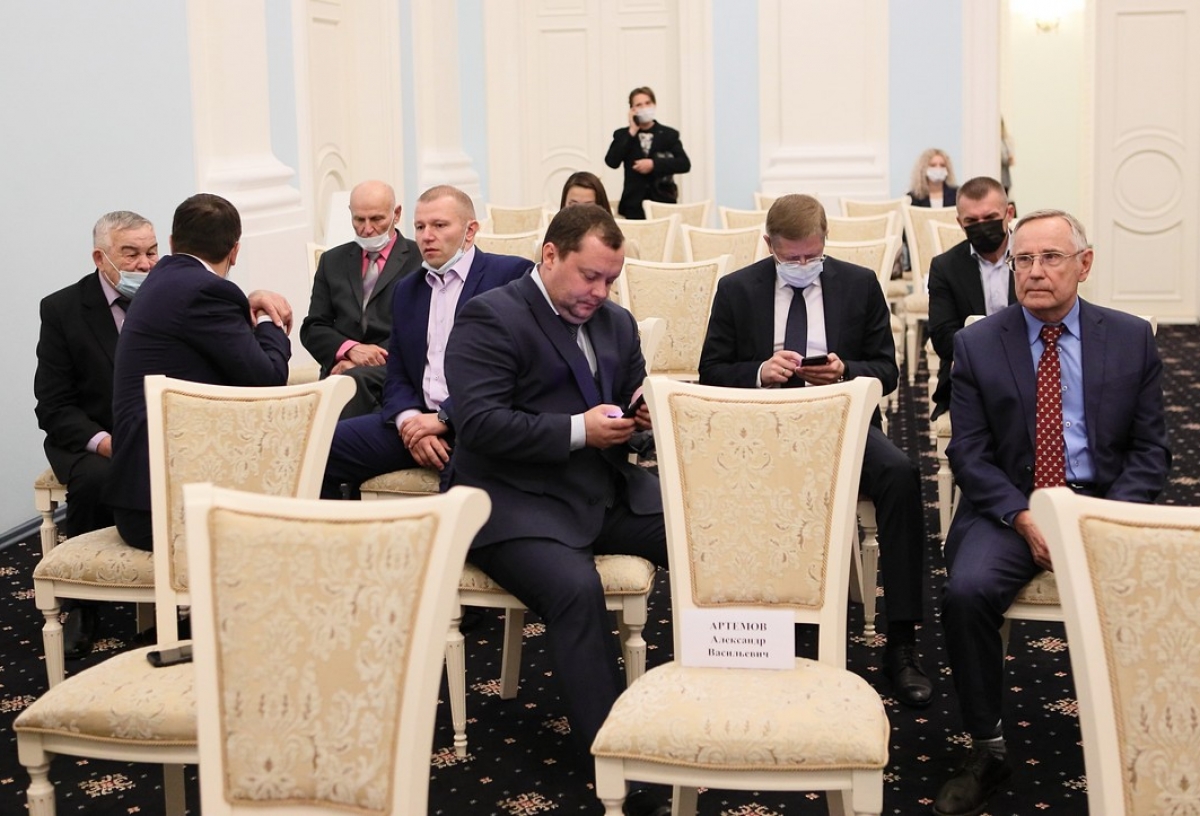 Омским депутатам разрешили досрочно отзывать сенатора