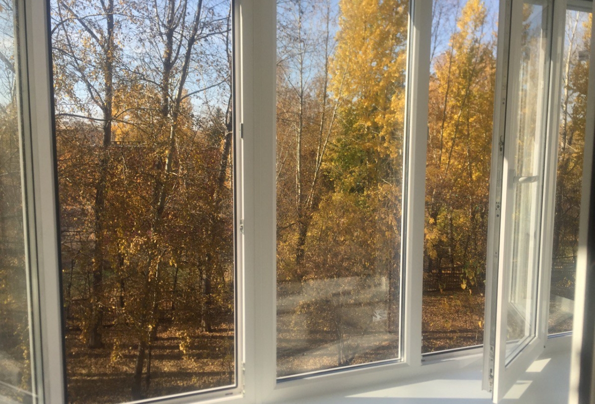 Окна на балкон из алюминиевого профиля: преимущества и популярность