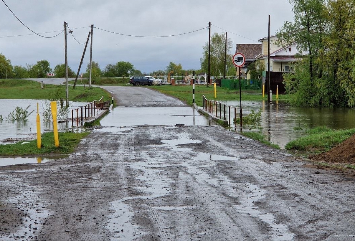 В Большереченском районе паводок затопил мост перед паромной переправой