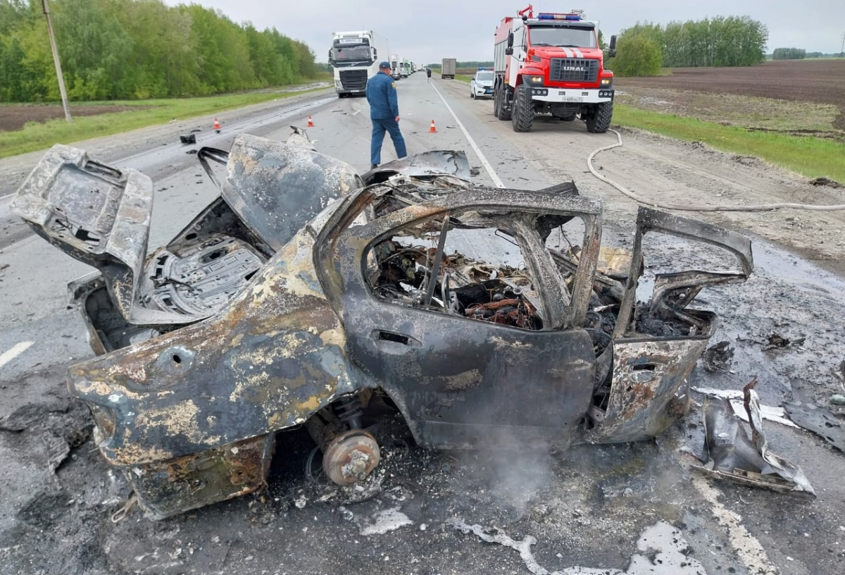 На омской трассе машина сгорела после столкновения с фурой - водитель погиб на месте