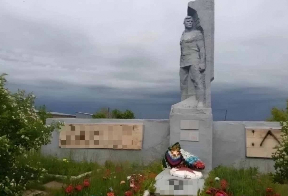 В Омской области задержали вандалов, которые разрисовали памятник воинам ВОВ