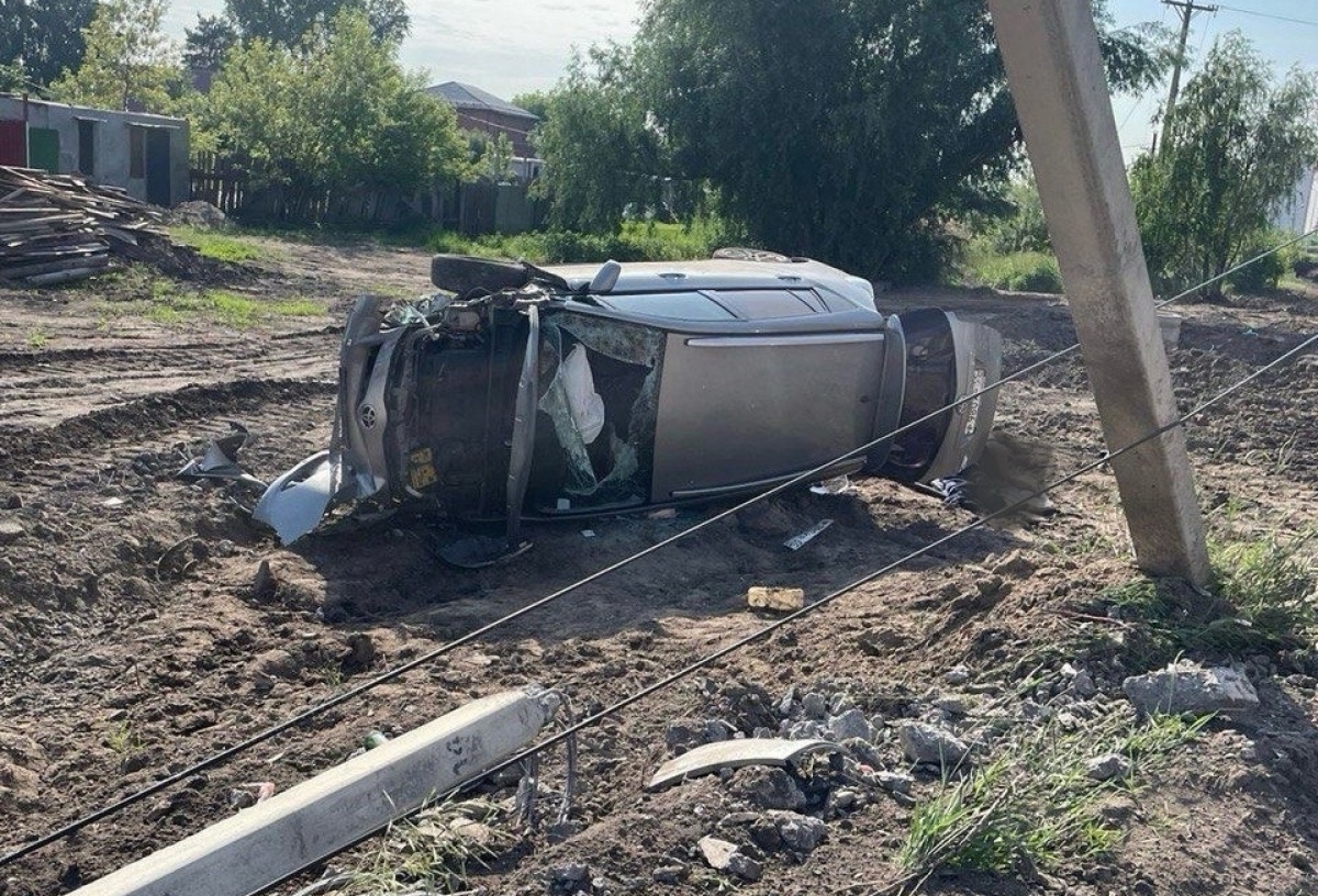 Съехал в кювет и снес столб: в Омске в ДТП погиб водитель-пенсионер