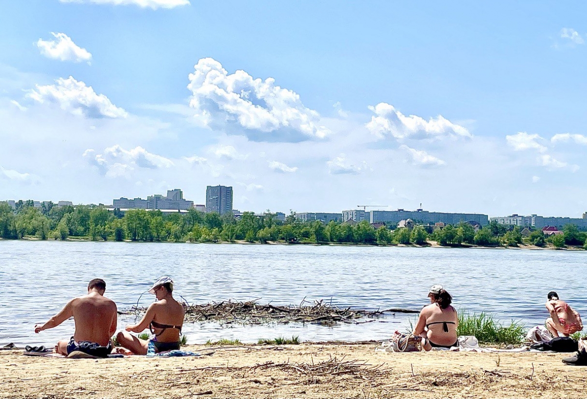 На берегу коряги, в воде - дети и взрослые: как выглядит официально не открытый пляж у Зеленого острова в Омске (фото)