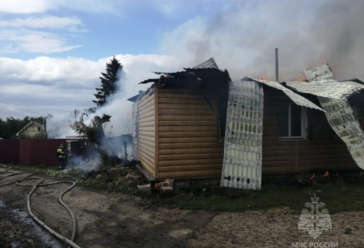 В Омске крупный пожар: горят семь домов в частном секторе (фото, видео, обновляется)