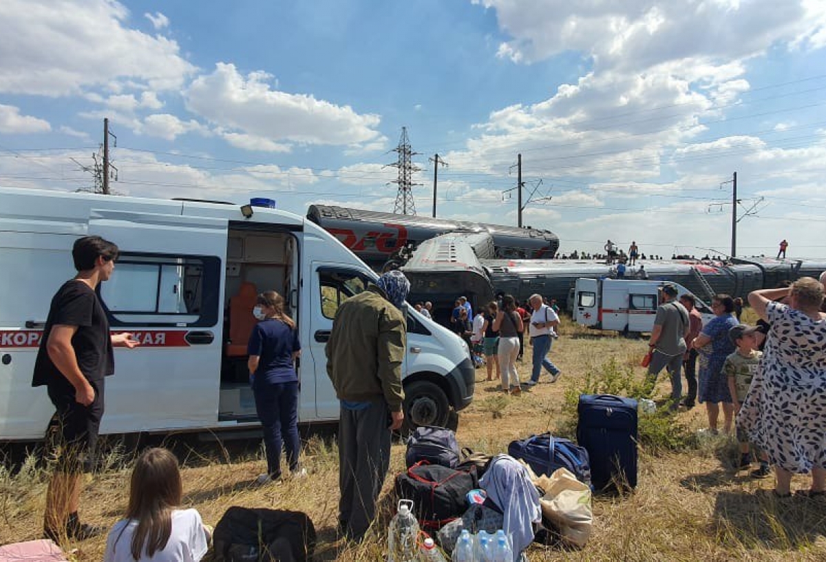 Поезд, полный туристов, сошел с рельсов по пути в Адлер: что известно о ЧП в Волгоградской области