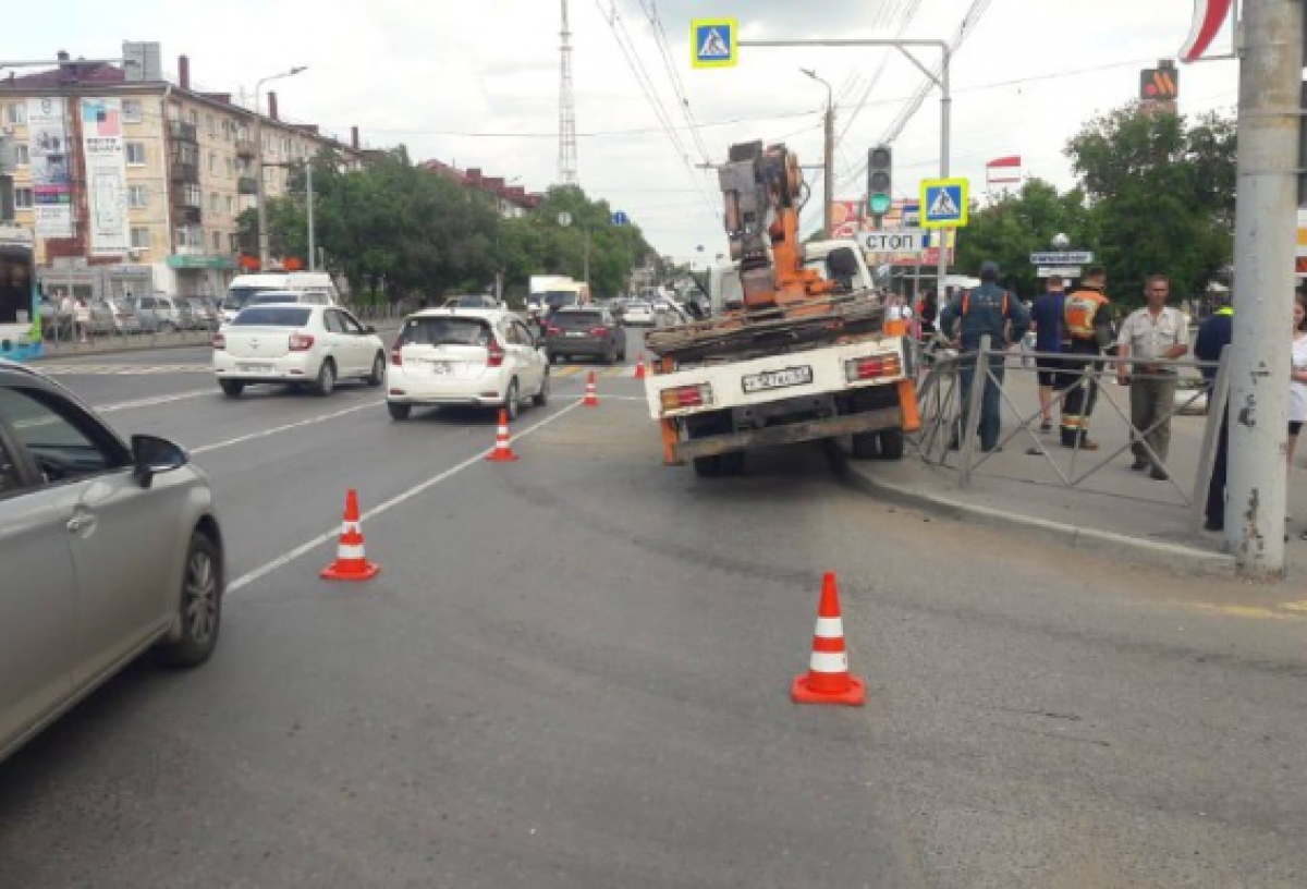 Грузовик врезался в автобус на проспекте Мира в Омске