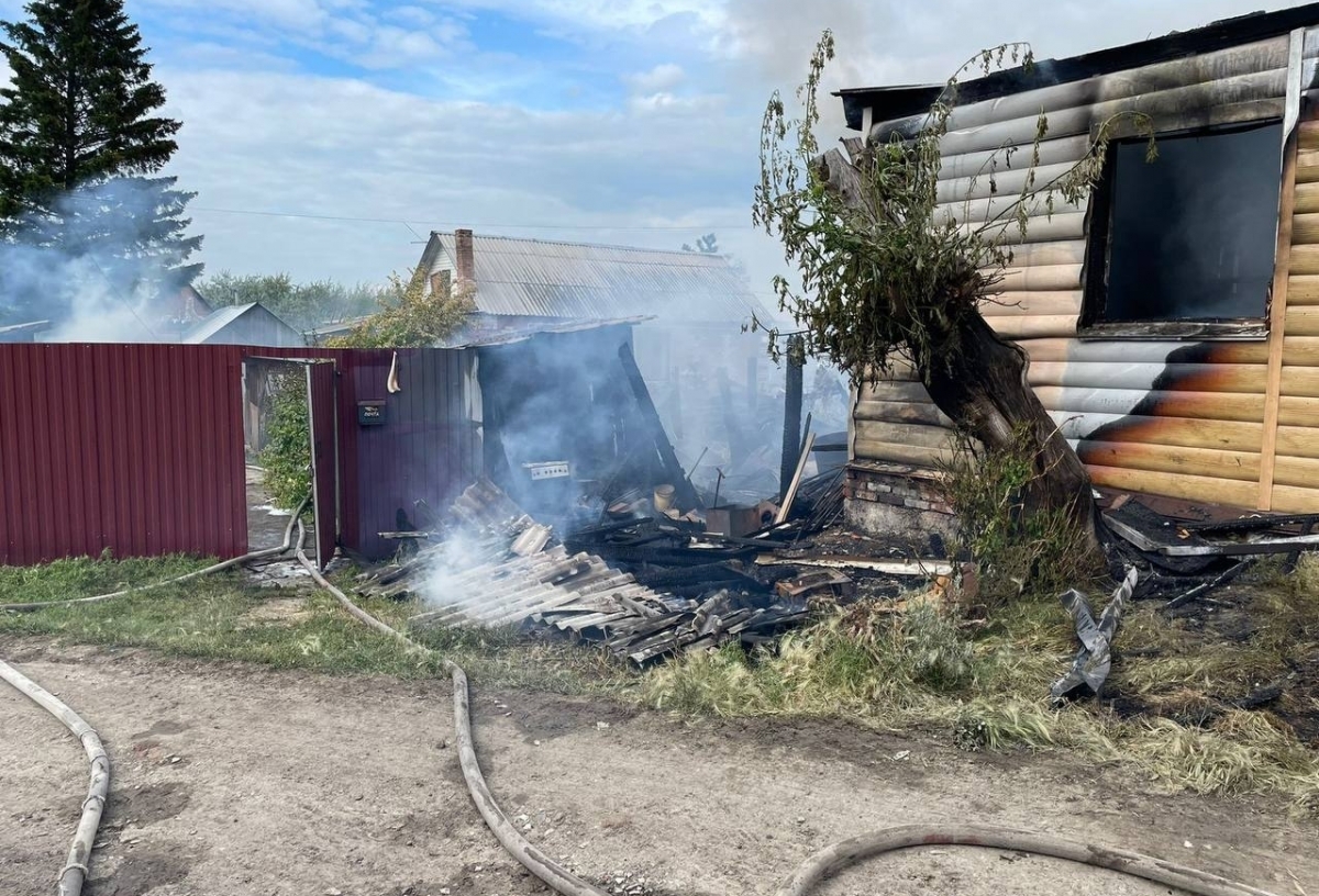 В Омске от страшного пожара на Линиях пострадали 25 домов, где живут более 50 человек