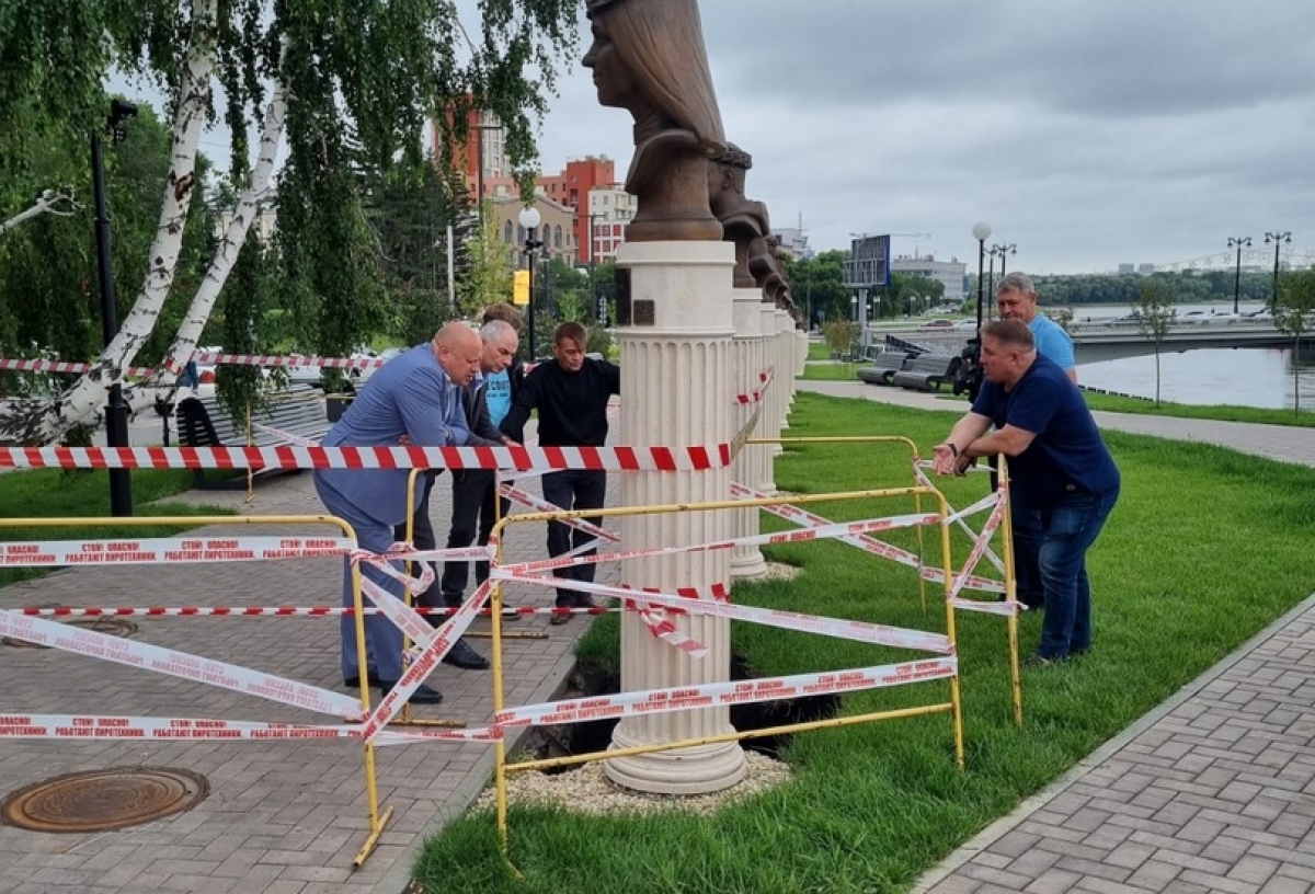 Бюст в центре Омска, под которым обвалилась земля, временно уберут