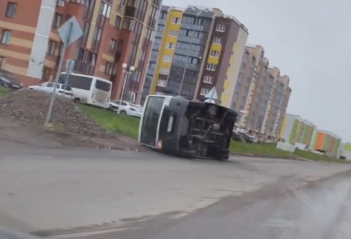 В Омске перевернулась маршрутка: момент ДТП попал на видео