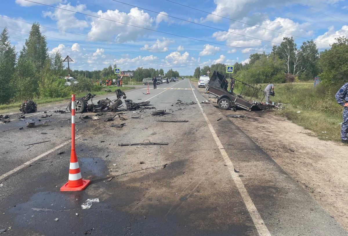 В жутком ДТП на Красноярском тракте в Омской области погибли три человека, еще двое в больнице