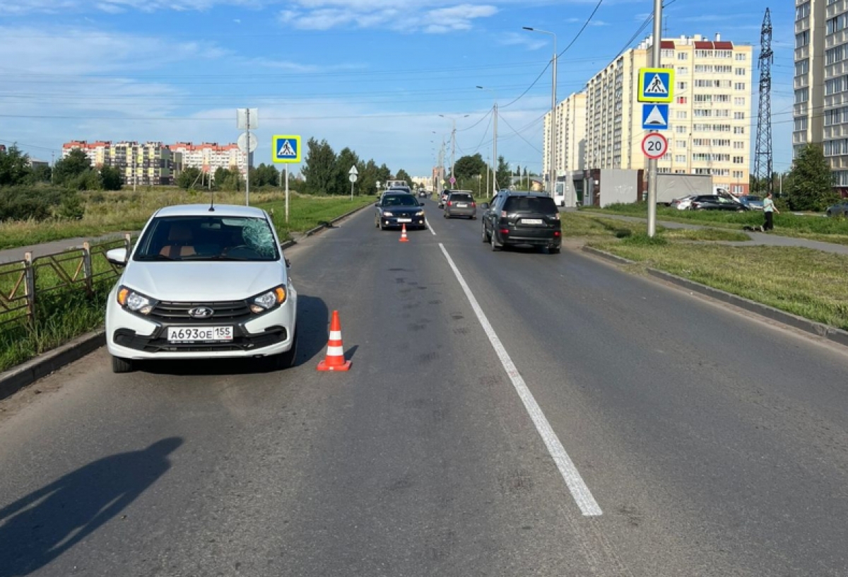 В ДТП на окраине Омска на зебре сбили мужчину: он скончался в скорой