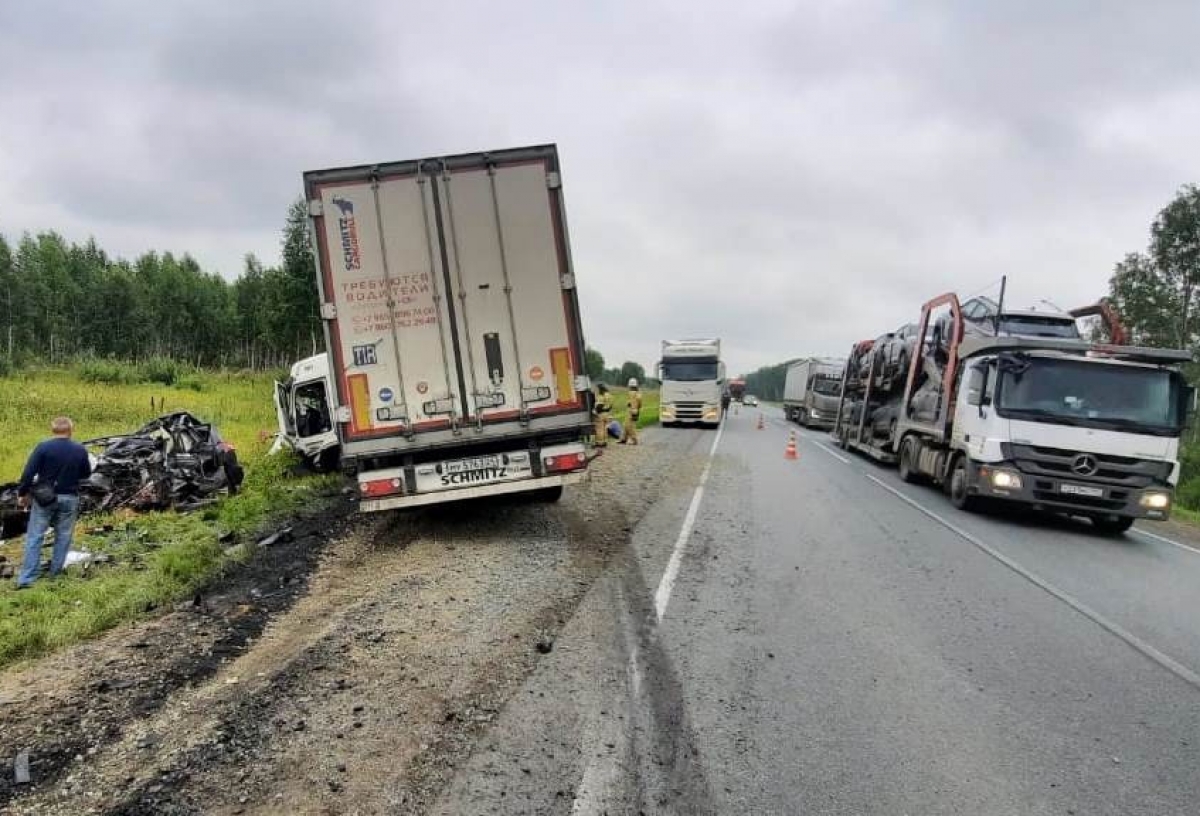 В аварии с большегрузом на трассе Тюмень - Омск погибли молодые водитель и пассажирка