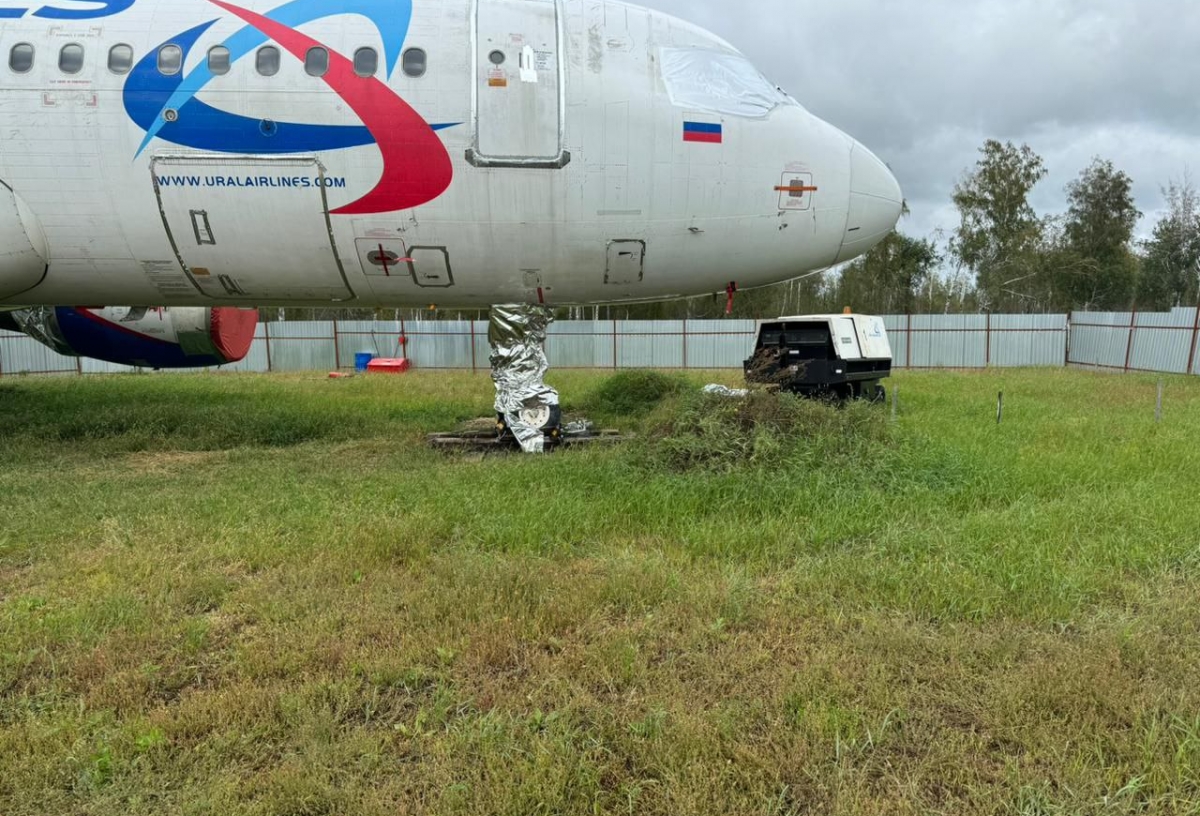 Севший в поле самолет «Уральских авиалиний» начали разбирать на запчасти 