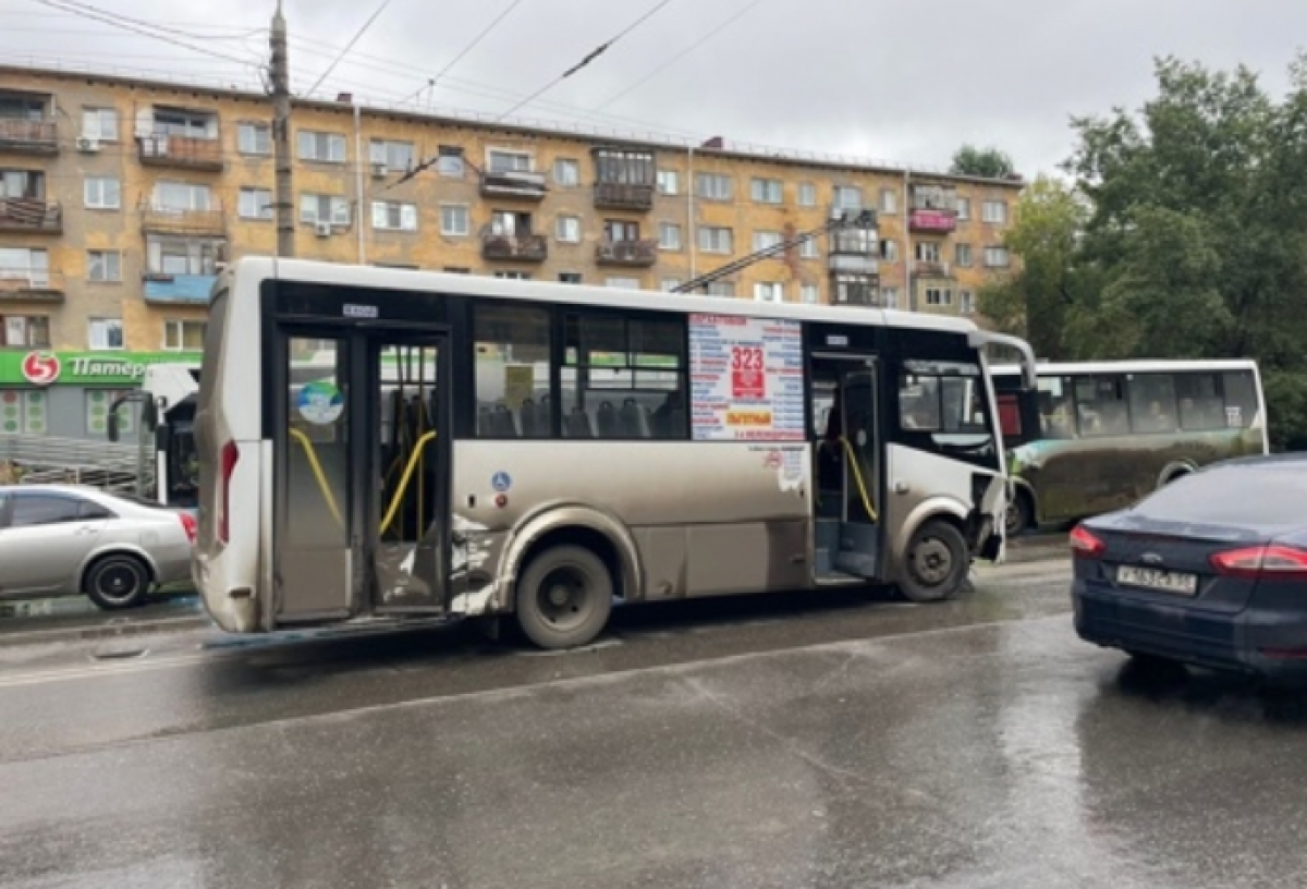 Появилось видео момента ДТП с автобусом в Нефтяниках, в котором пострадали  трое