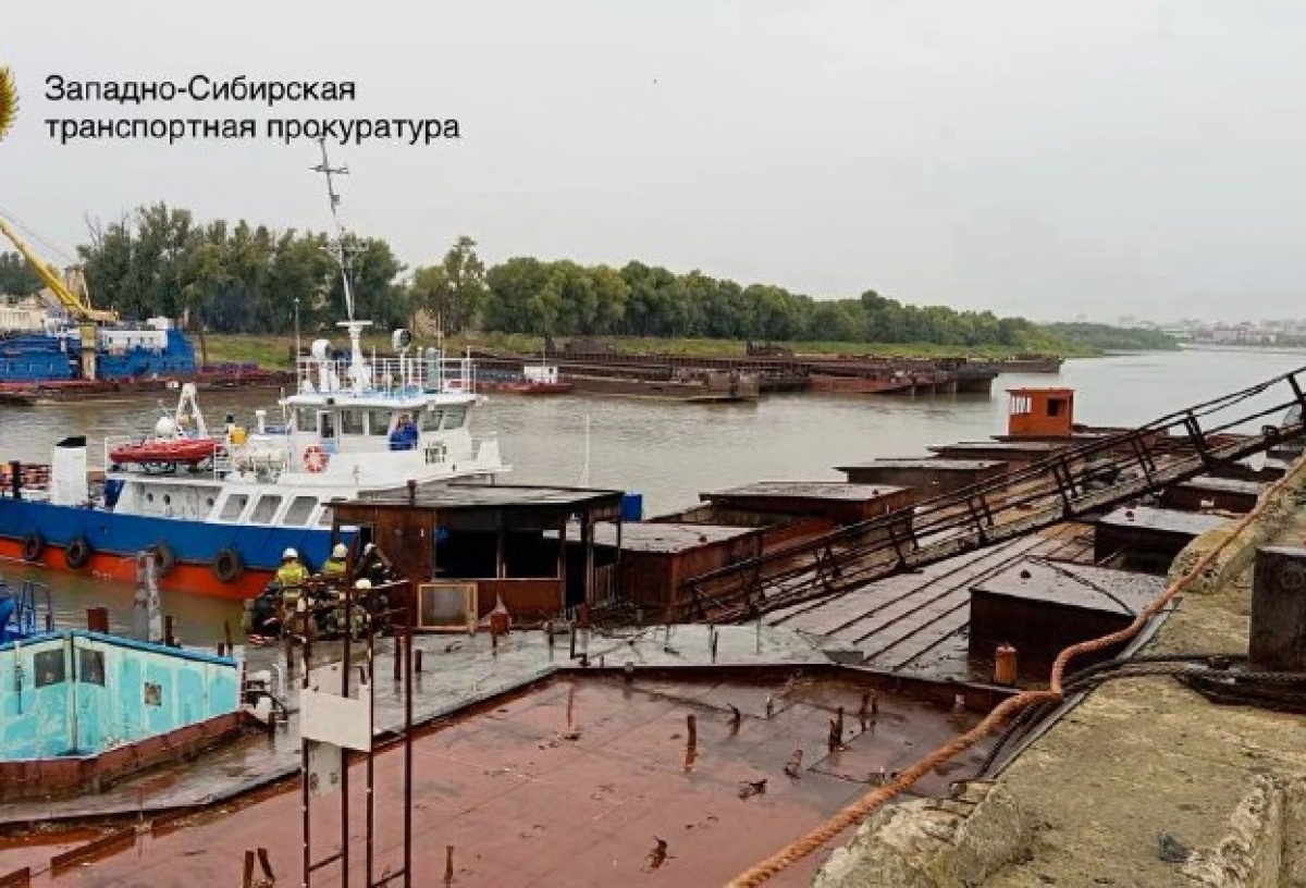 В омском речном порту загорелась баржа