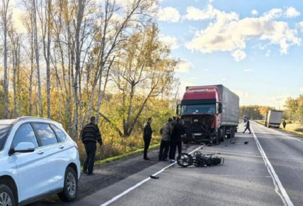 Появилось видео с 16-летней девушкой, которая разбилась на мопеде на трассе  Тюмень — Омск | 26.09.2024 | Омск - БезФормата