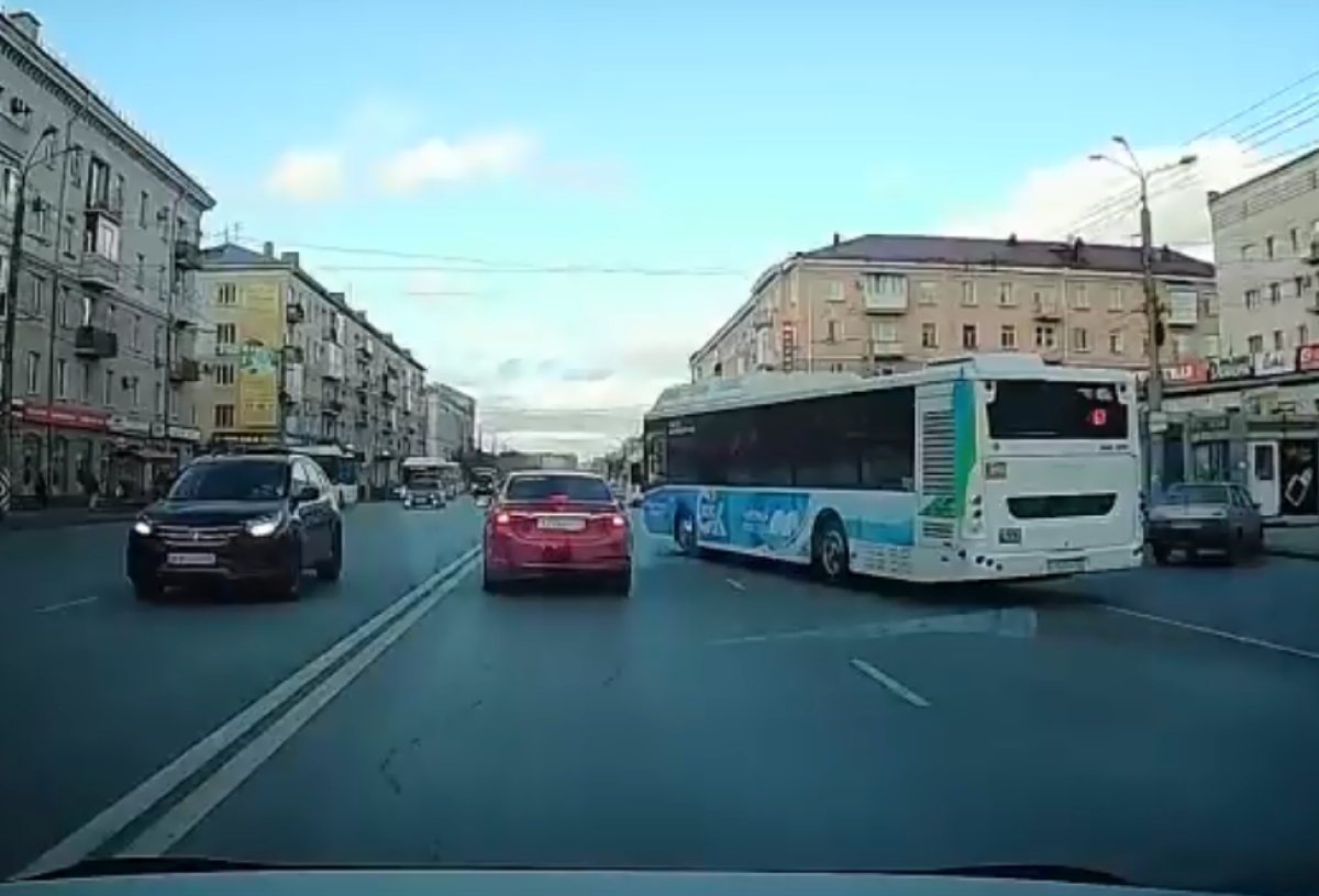 В Омске водитель автобуса подрезал всех и перестроился от остановки сразу в третий ряд (видео)