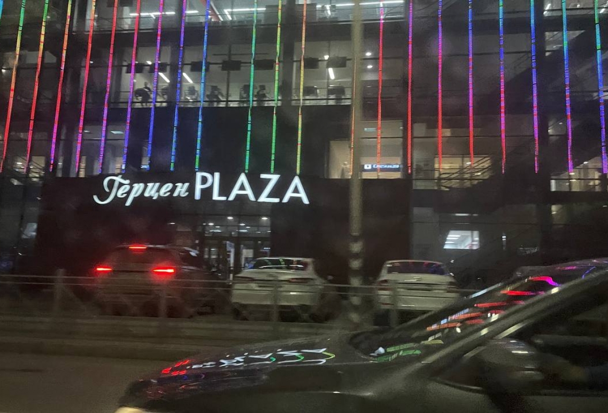 «В кабинетах все буквально тряслось»: сотрудники «Герцен Plaza» заявили, что трещина в здании — не фейк