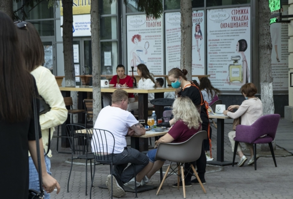 В Омской области приняли закон о торговле алкоголем в летних кафе