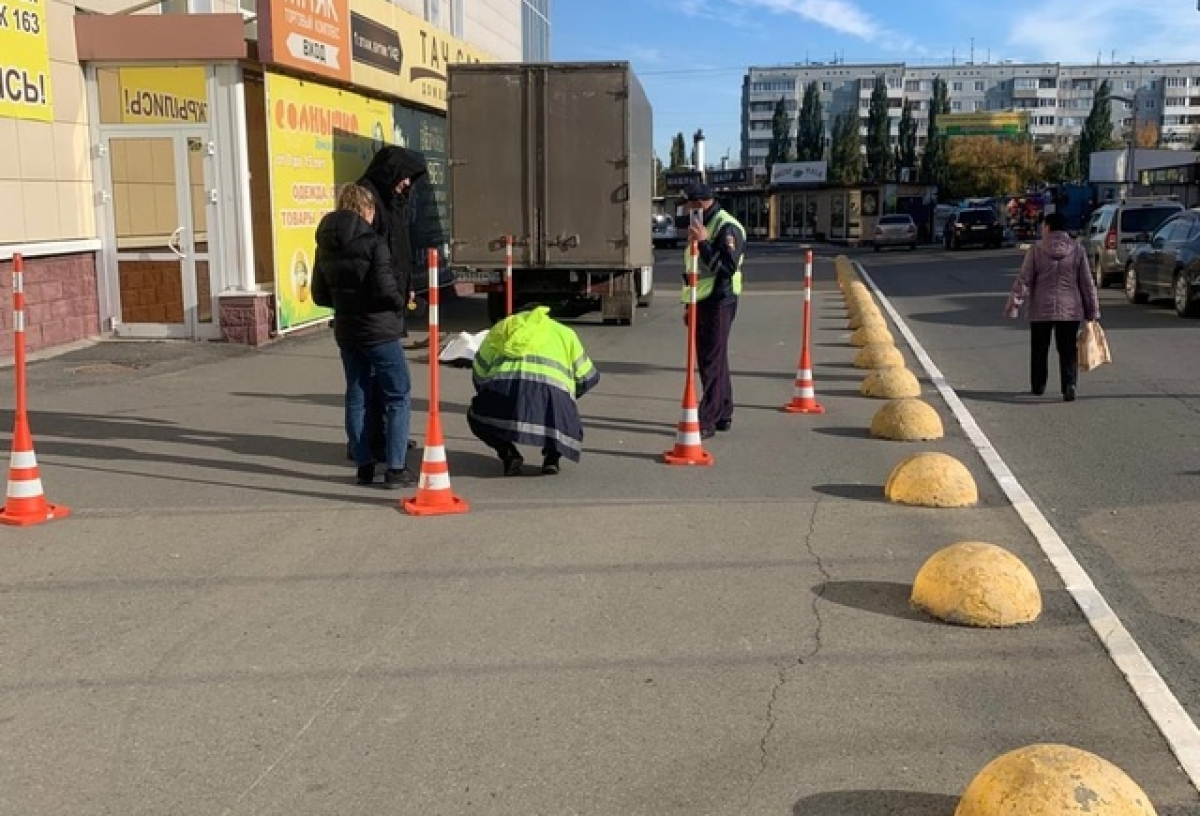 В Омске грузовик на тротуаре насмерть сбил женщину