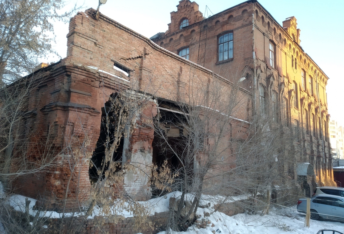 В центре Омска продолжает разрушаться исторический памятник - пивзавод на Волочаевской