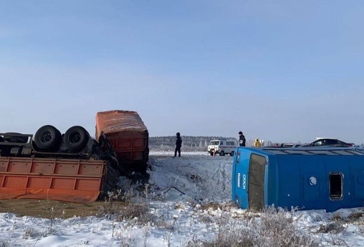 В Омской области в аварии с автобусом пострадали семь человек