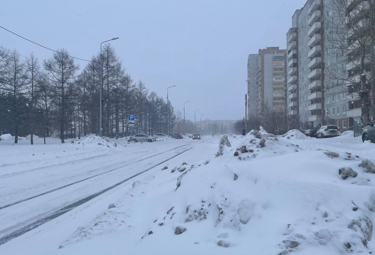 К остановкам не подойти, тротуары во льду: Омичи не довольны уборкой улиц