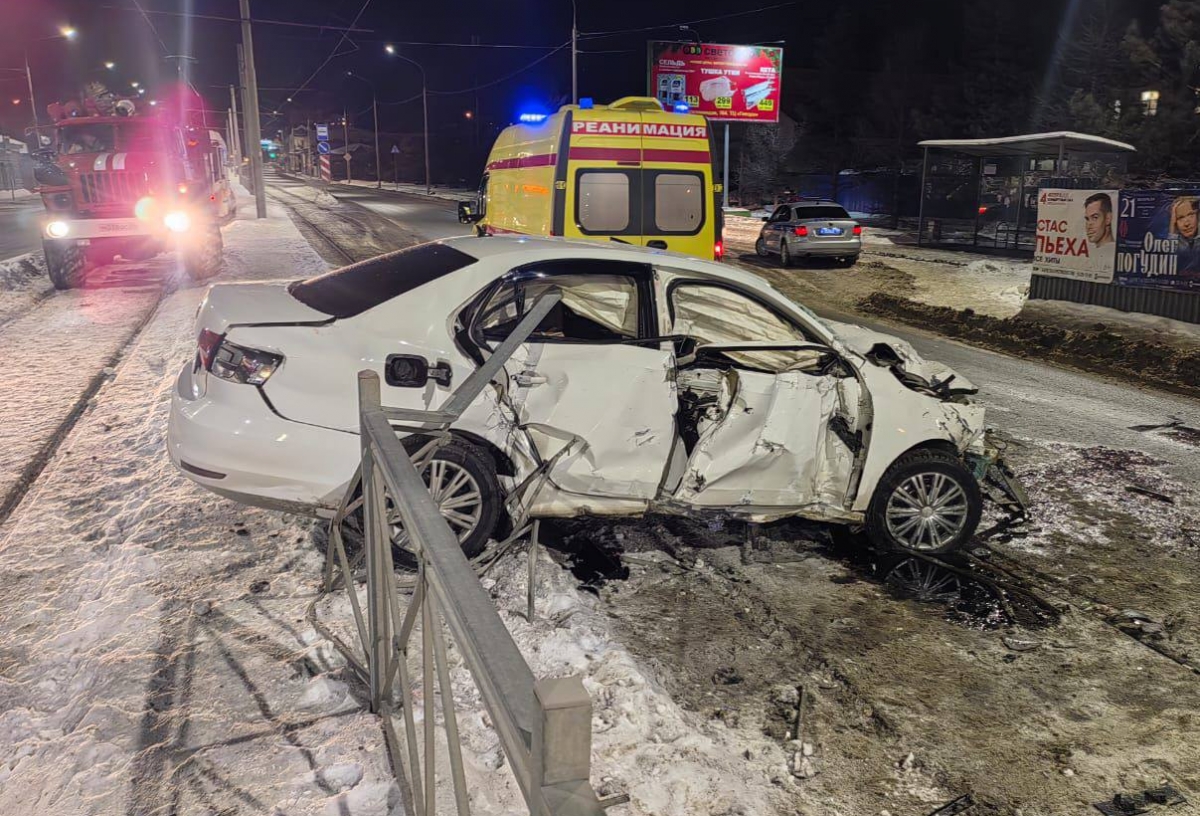 В центре Омска «Фольксваген Джетта» влетел в ограждение: девушка-пассажирка скончалась на месте