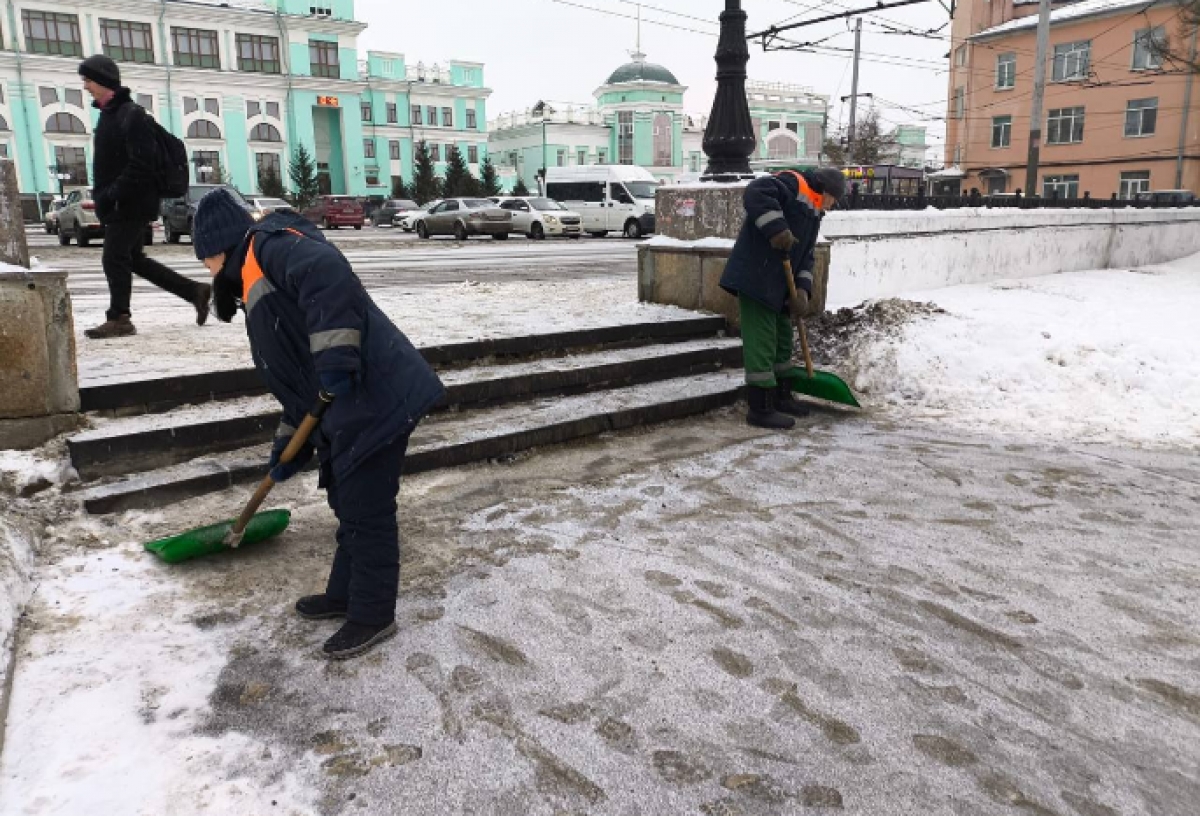 В Омске направили больше рабочих и техники для борьбы со снегопадом