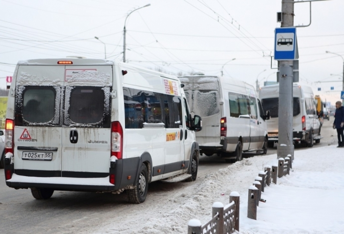 Омских водителей предупредили об осадках, сильном ветре и гололедице