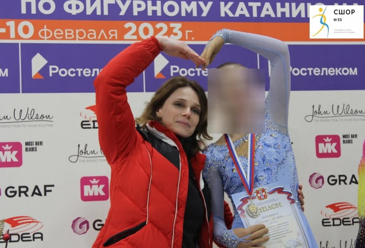 Тренер омской спортшколы Ирина Миленина пнула свою воспитанницу-фигуристку на соревнованиях (видео)