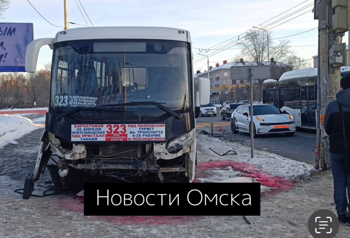 В Омске автобус, полный пассажиров, протаранил ограждение и вылетел на тротуар