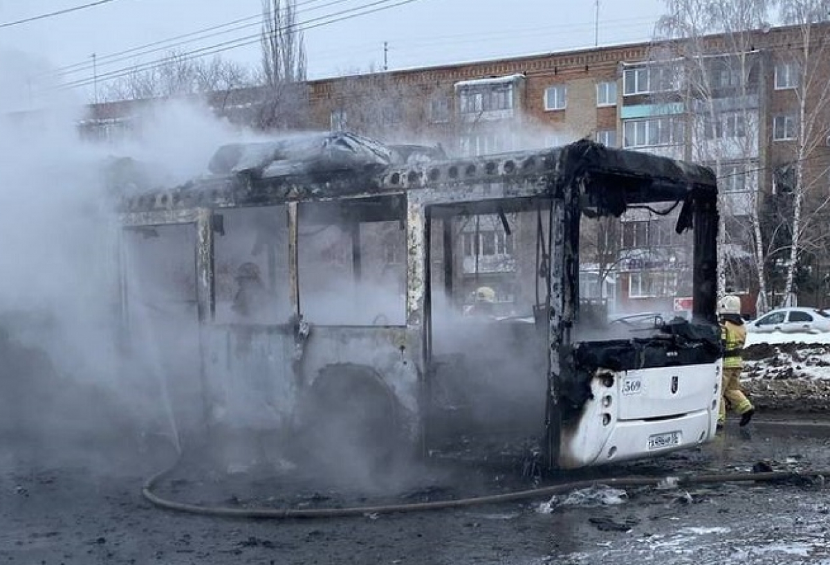 В Омске на Московке загорелся автобус с пассажирами