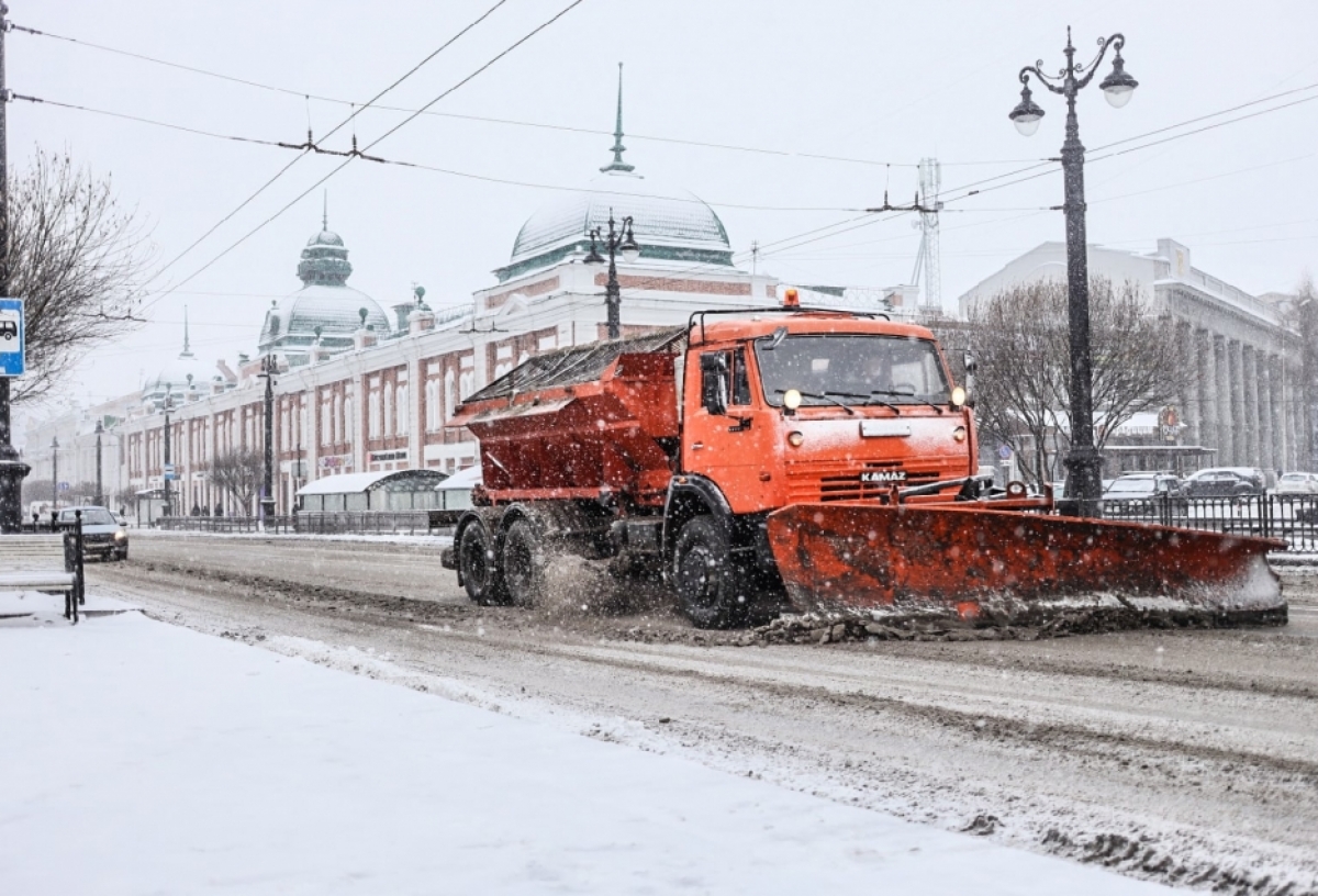 «Убирают только в центре, за ним - сплошная каша»: горожане назвали самые нечищенные улицы Омска  