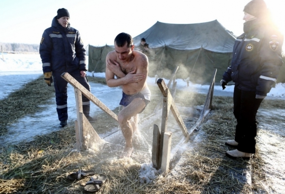 Омские районы начали сообщать об отмене крещенских купаний  - на водоемах слишком тонкий лед