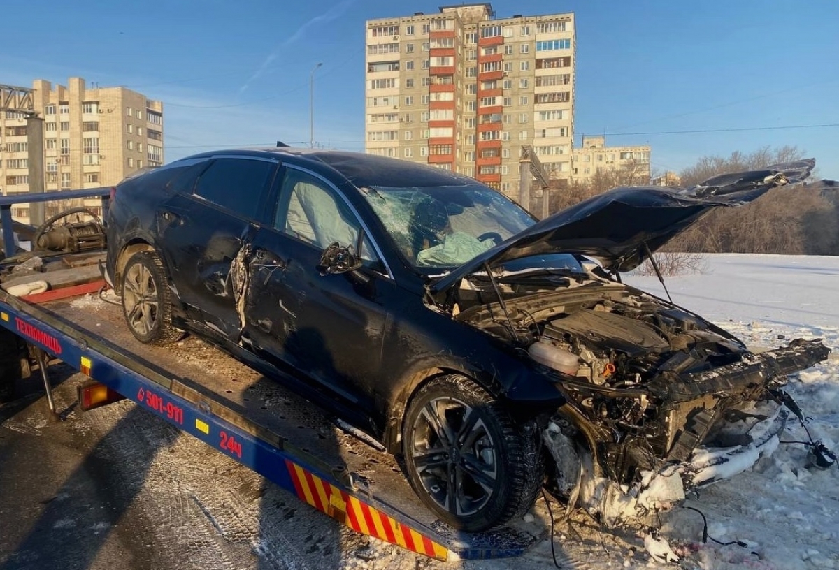 Пьяный омич устроил аварию на съезде с метромоста