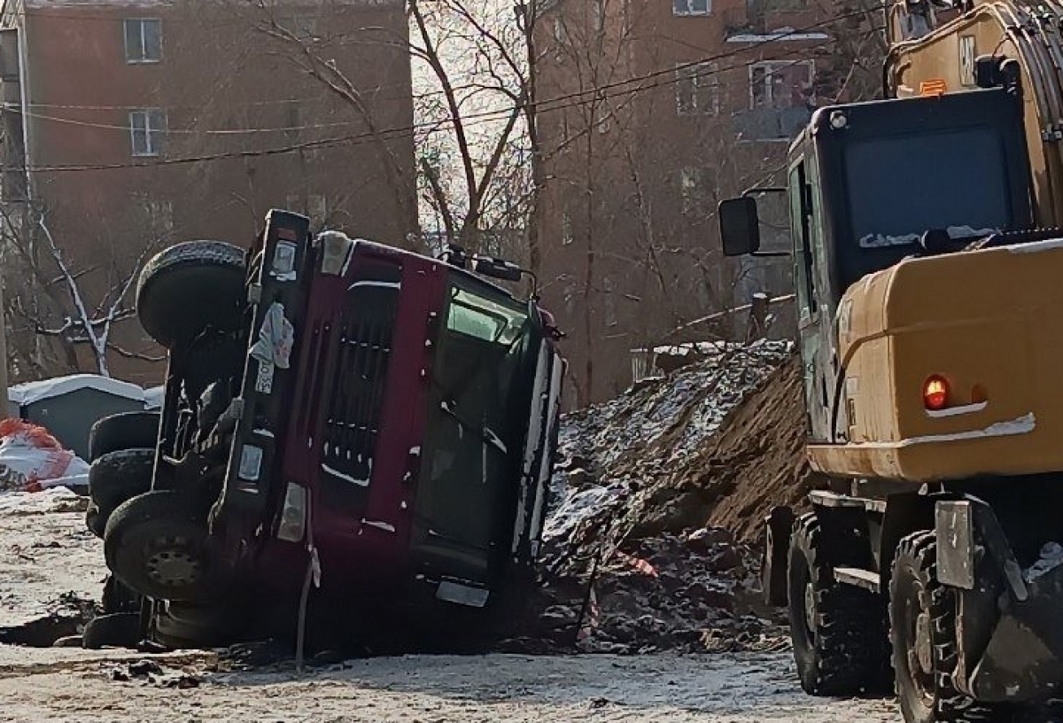 В центре Омска самосвал ушел под землю
