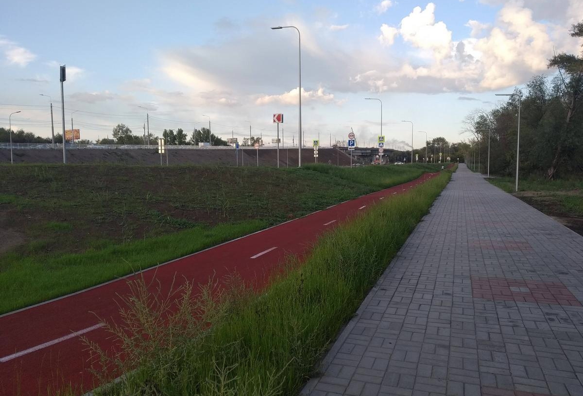 Не прошло и пары лет: Велодорожка у Ленинградского моста в Омске начала разрушаться