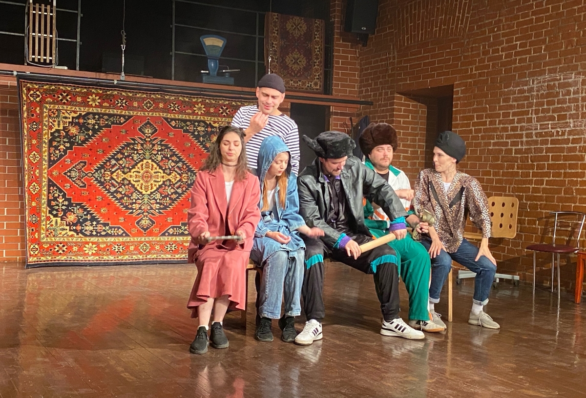 «Однажды в 90-е»: спектакль о времени, когда «Юпи» был вкуснее «Колы»