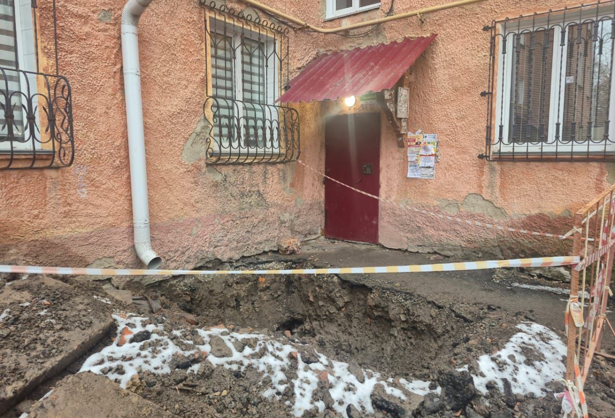Дети сорвались: омичи пожаловались на яму, оставленную коммунальщиками у подъезда дома