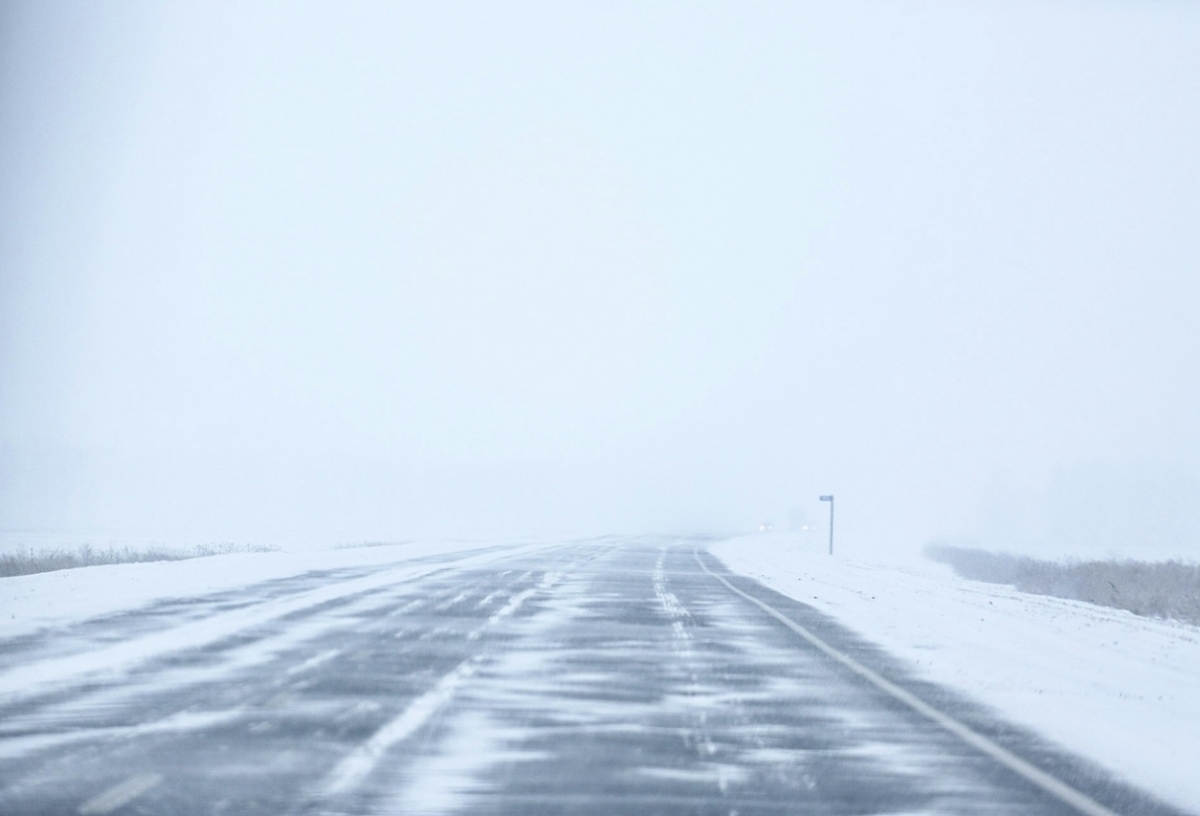 Фуры встали в огромную пробку под Омском из-за льда на дороге