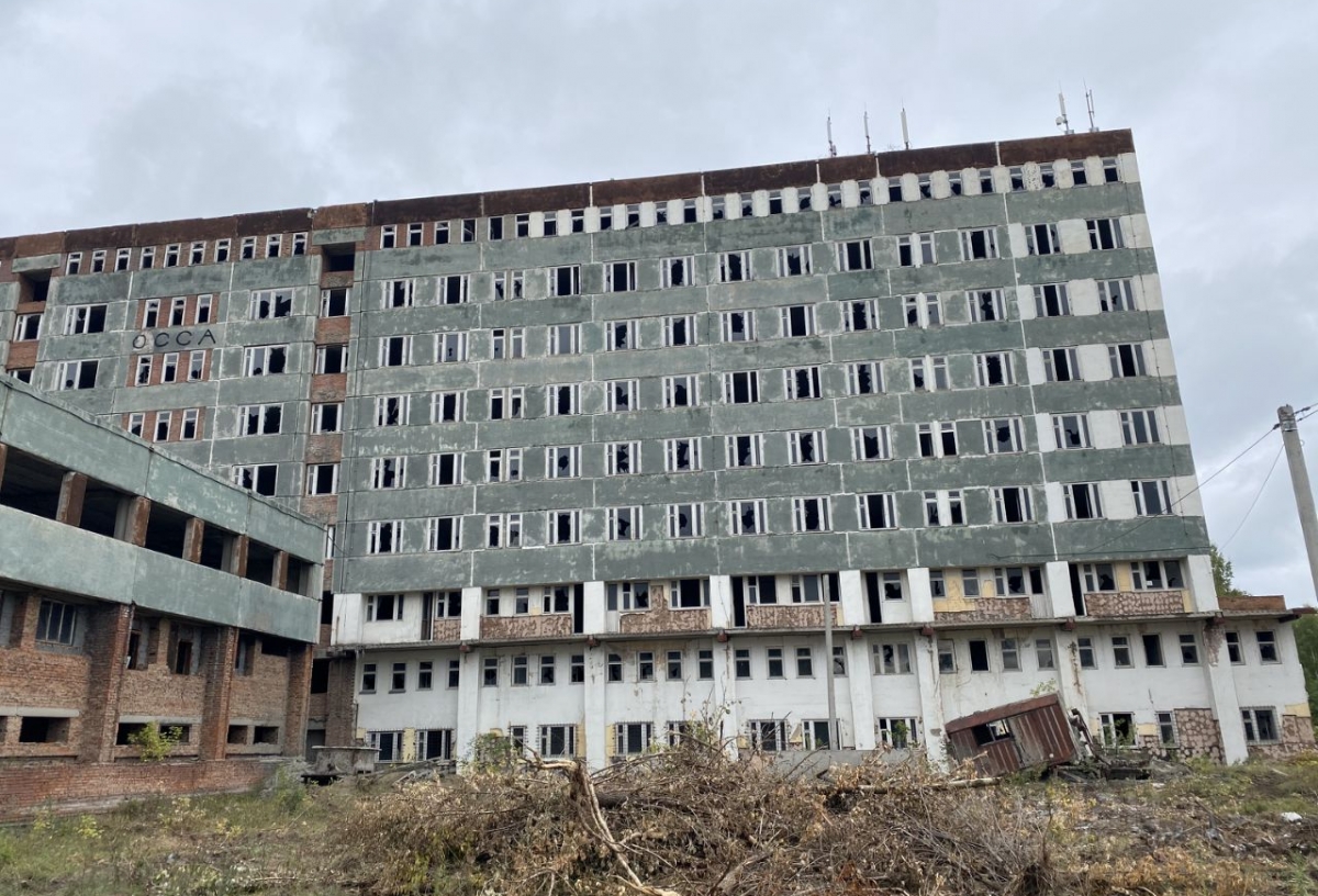 На окраине Омска снова выставили на продажу здание недостроенной больницы