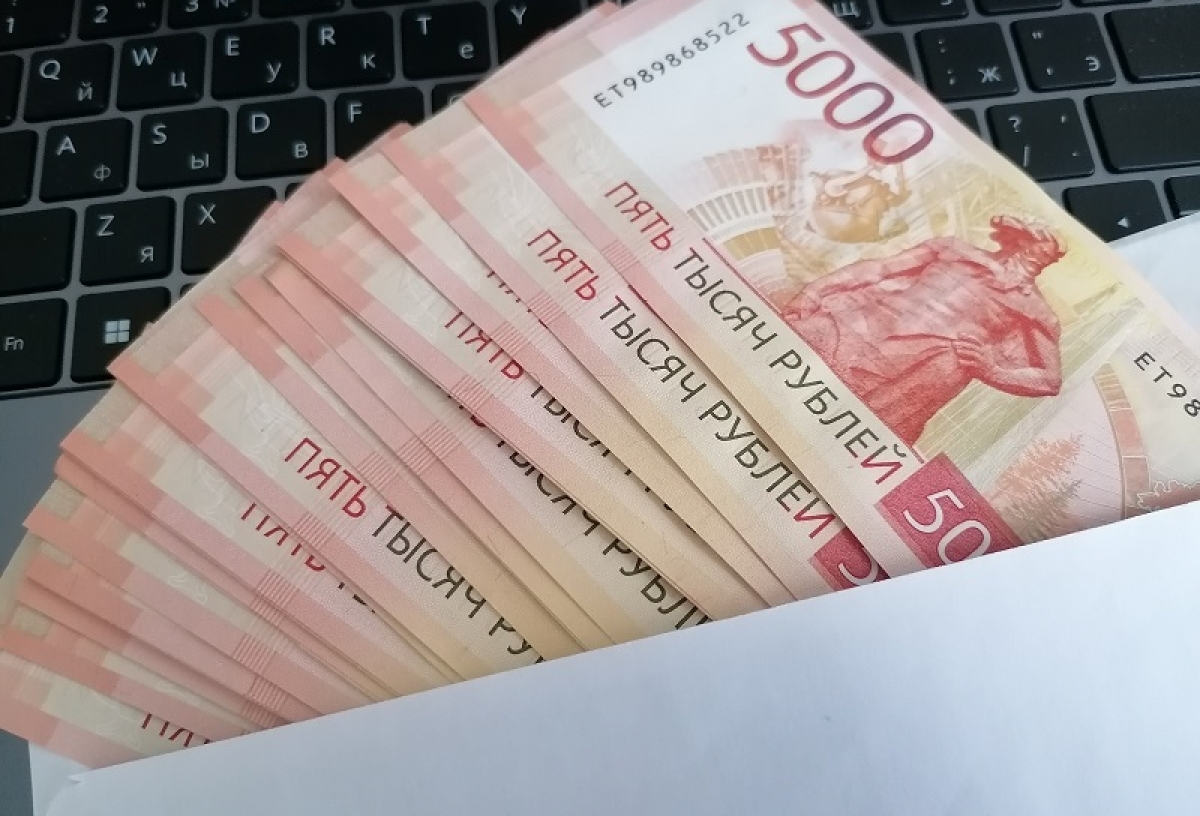 В омской госинспекции труда предупредили работодателей, что из-за праздников декабрьскую зарплату нужно выплатить досрочно