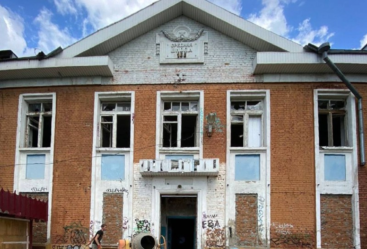 В Омске решили снести заброшенную школу на улице Свободы, которую не смогли продать
